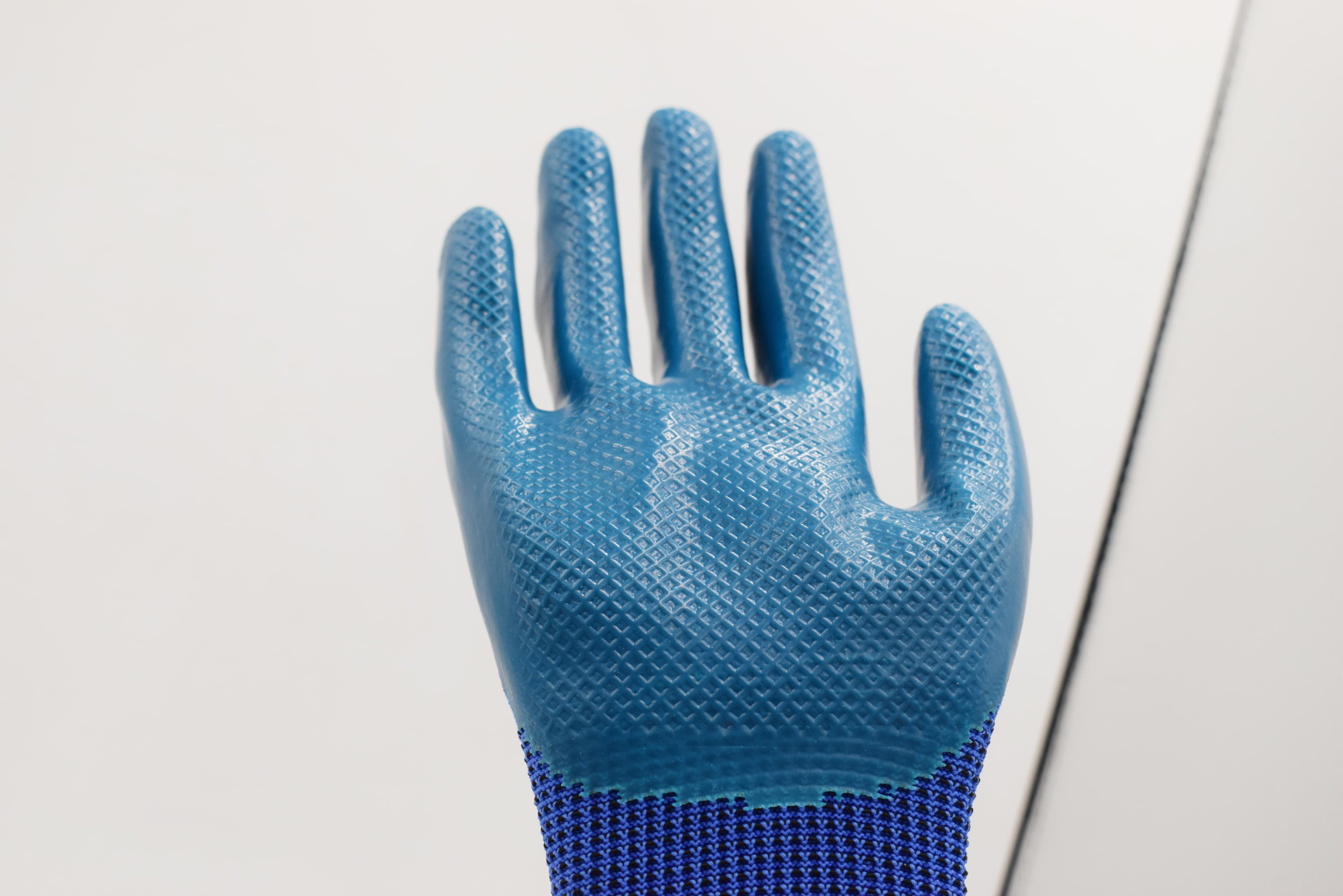 A688 embossed protective gloves