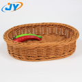 cesta de vime marrom em forma oval para exibição de pão