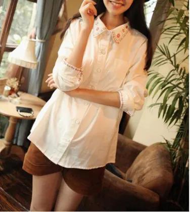 Women's flower embroidery shirt