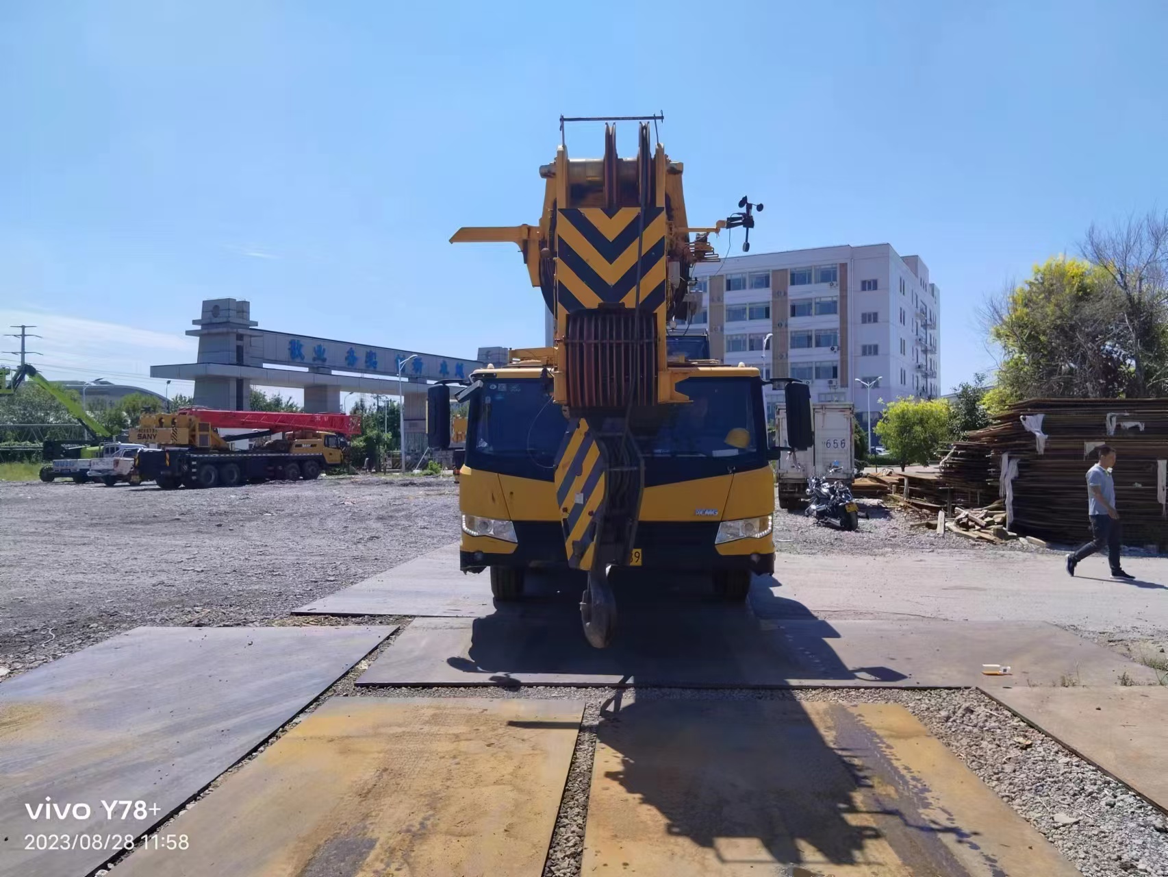the front of truck crane xct110 the front of truck crane xct110