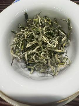 Handcrafted Raw Pu'er Tea with Natural Fermentation