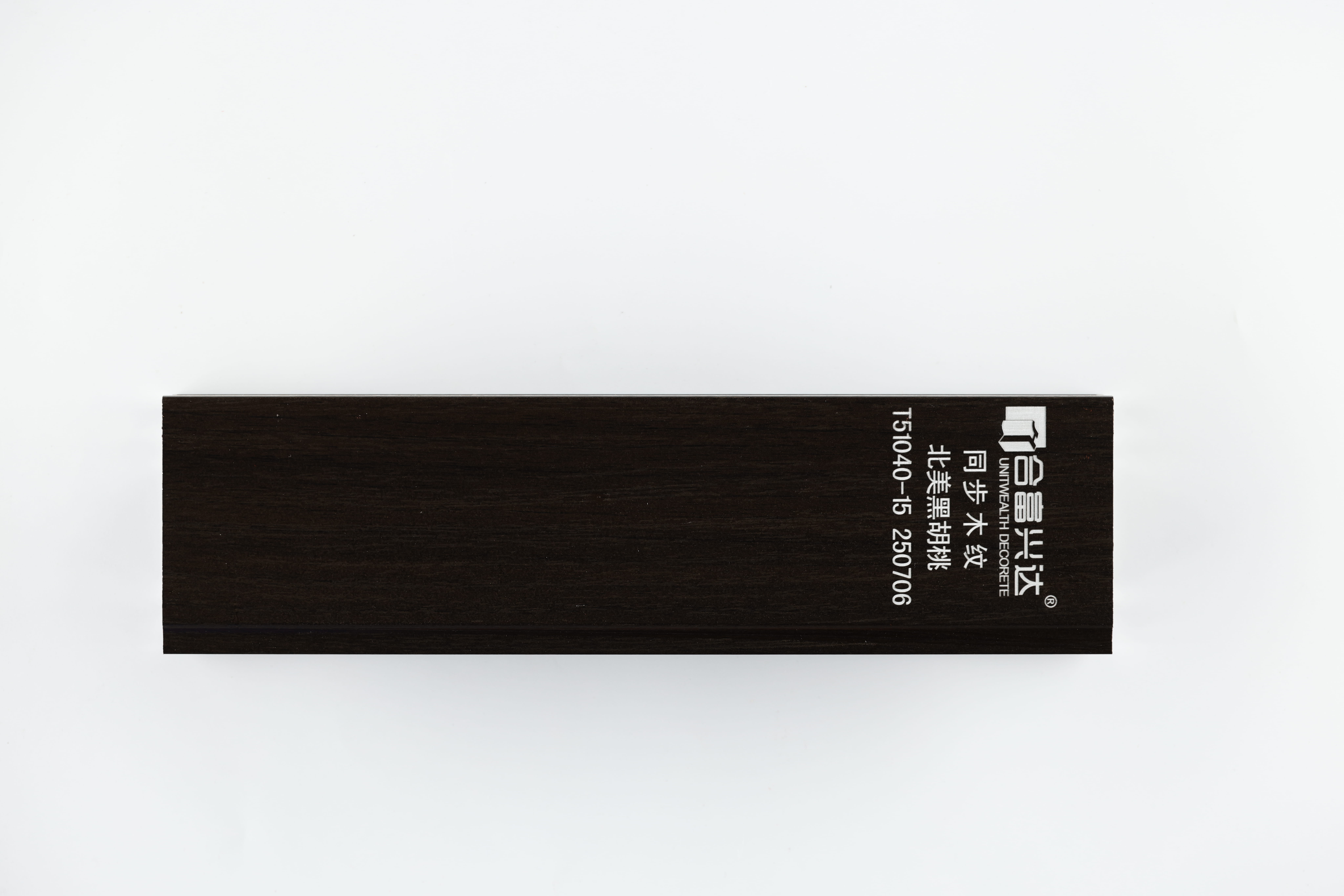 टेक्सचर्ड ब्लैक वॉलनट वुड ग्रेन पेपर T51040-15 का क्लोज़अप विवरण