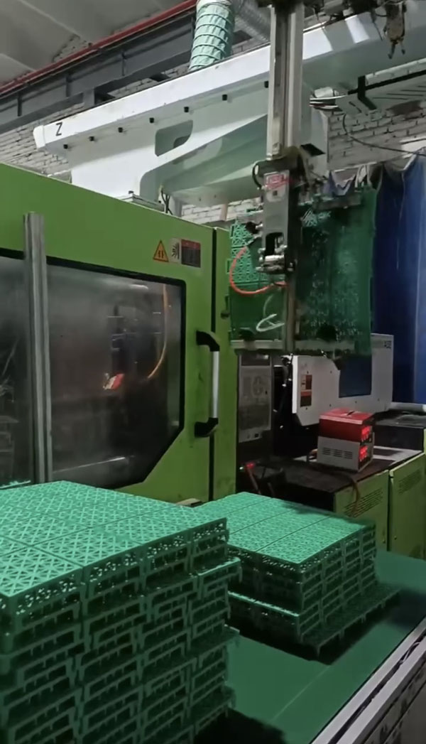Production of 12-panel suspended flooring.1