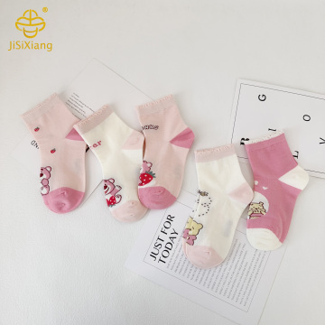 Cartoon Strawberry Bear Calcetines cortos para niñas, calcetín deshuesado