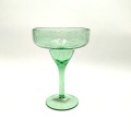 carafe en verre vert coupe champagne flûte avec bulle