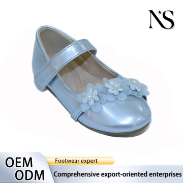 Zapatos planos metálicos plateados elegantes para niñas