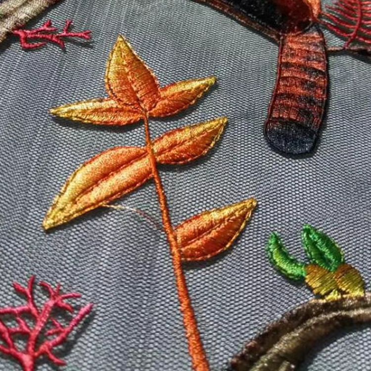 Tissu de maille de tulle de conception animale de broderie tricotée