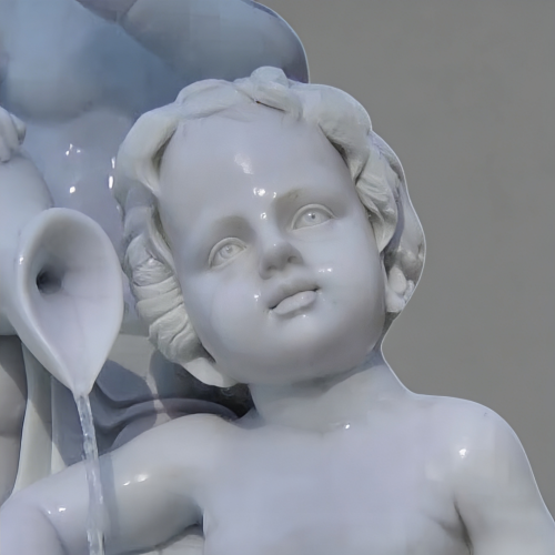 Fonte de água em mármore branco com três esculturas infantis brincalhonas