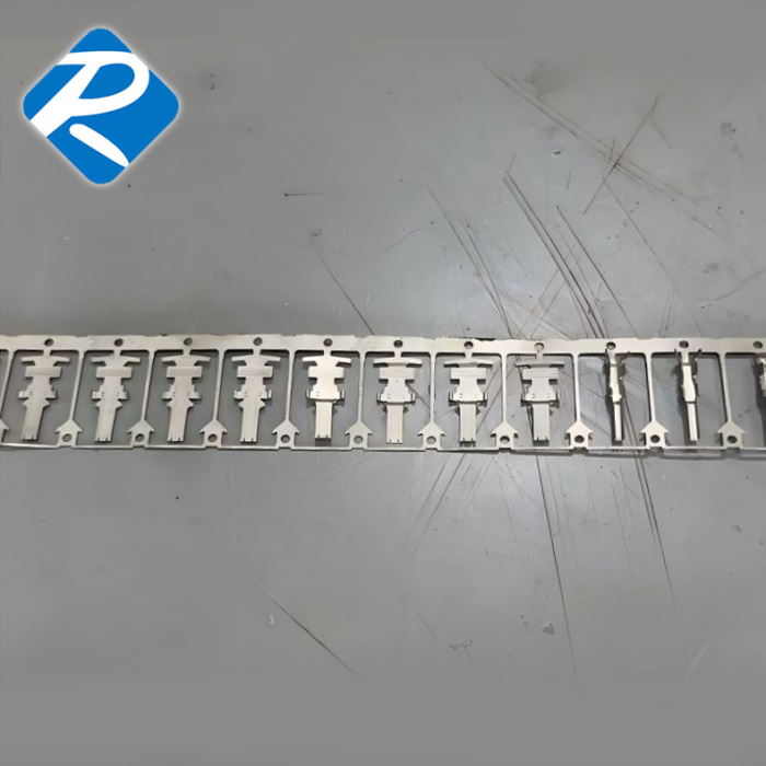 Terminal de precisão para conectores automotivos