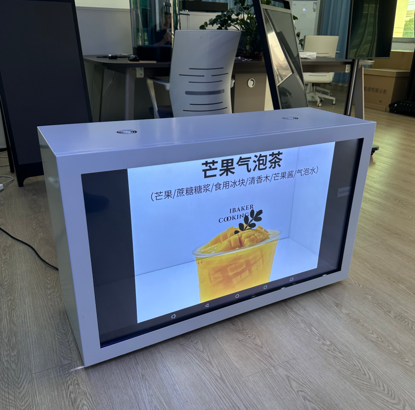 Dijital katmanlarla dahili fiziksel elektronikleri gösteren yüksek şeffaflıktaki LCD ekran