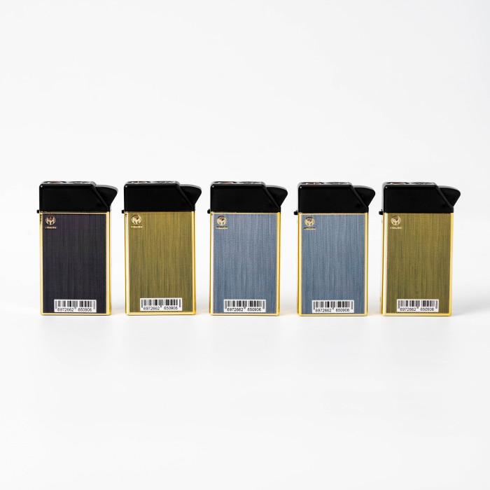 Isqueiro eletrônico minimalista com textura escovada de metal com bordas douradas