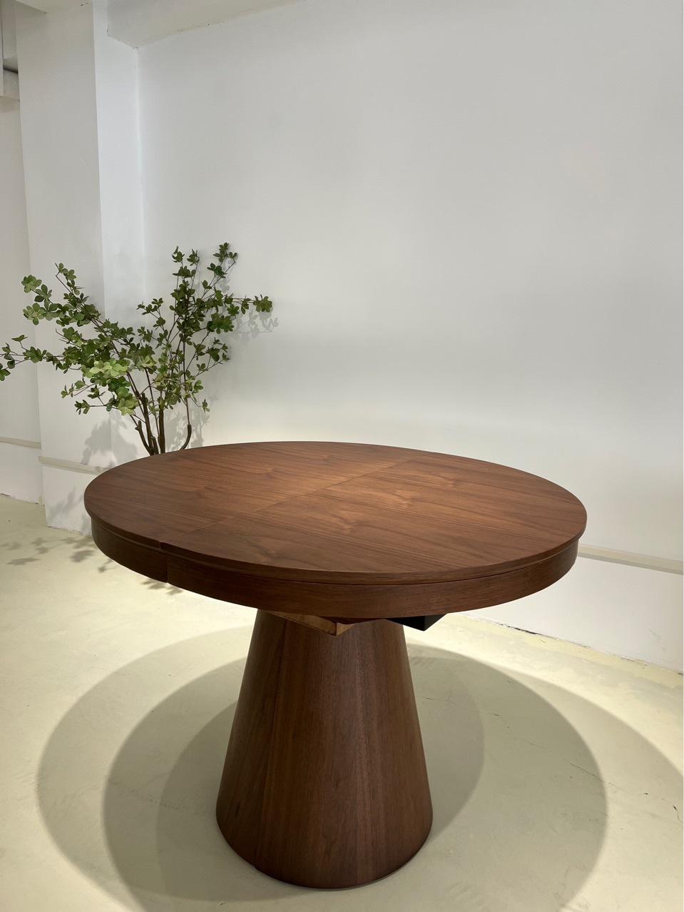 round extendable wooden dining table