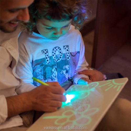 Suron pintando tableta con fluorescente de diversión ligera