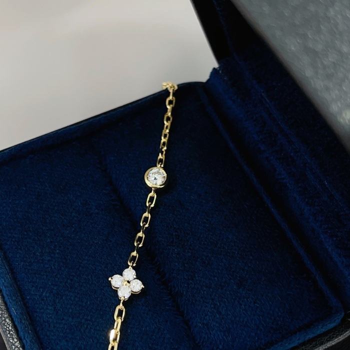 سوار وصلة من الذهب عيار 18 قيراطًا مصنوع من الماس وزهرة البرسيم