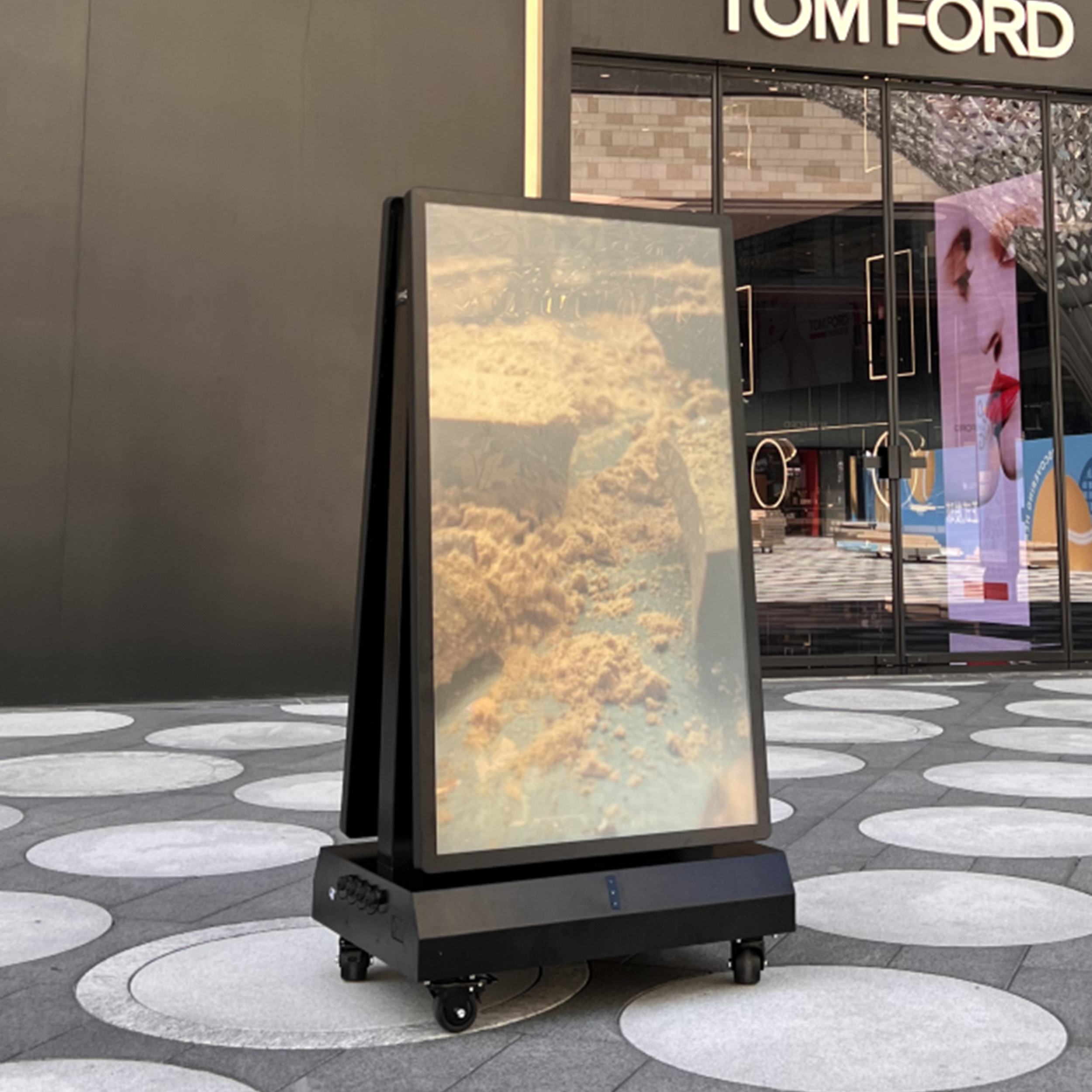 טוטם שילוט דיגיטלי חיצוני דו צדדי בהירות גבוהה לפרסום מסחרי