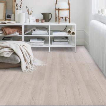 Pavimento in rovere ingegnerizzato a 3 strati grigio chiaro in stile moderno