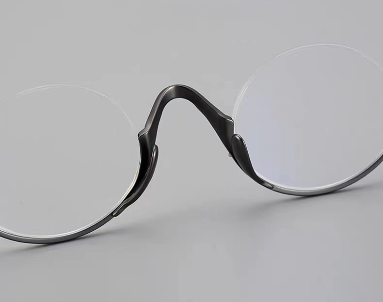 black round glasses