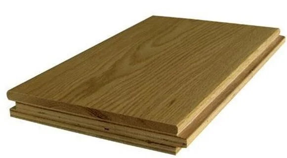 Plancher en bois de parquet en bois de chêne chaud et confortable