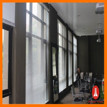 Hollow Electric Venetian Blinds Installed in the Window