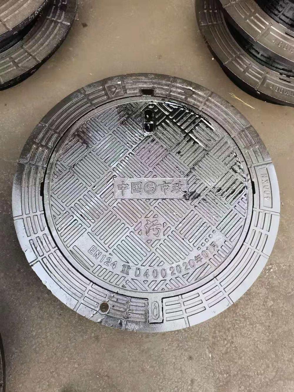 Sealed cast iron manhole cover