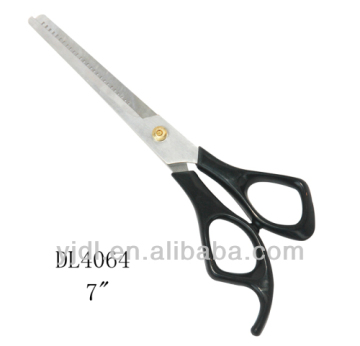 Người làm đẹp chuyên nghiệp cắt tóc mỏng