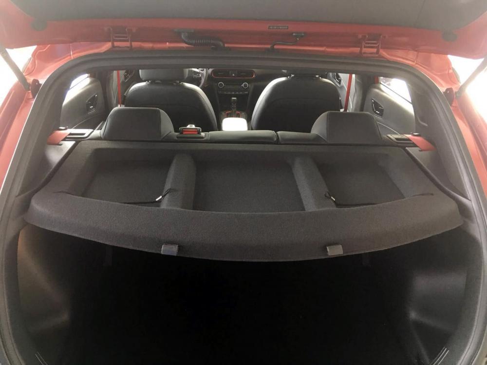 Hyundai Tray Load Cover في Reargate Hatchback الخلفي