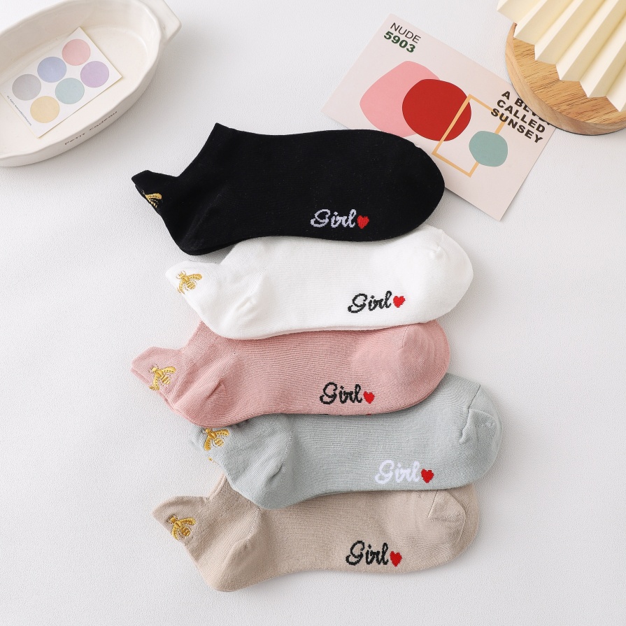 Ang mga medyas ng bangka na may naka -embroider na may maraming kulay na disenyo ng pukyutan