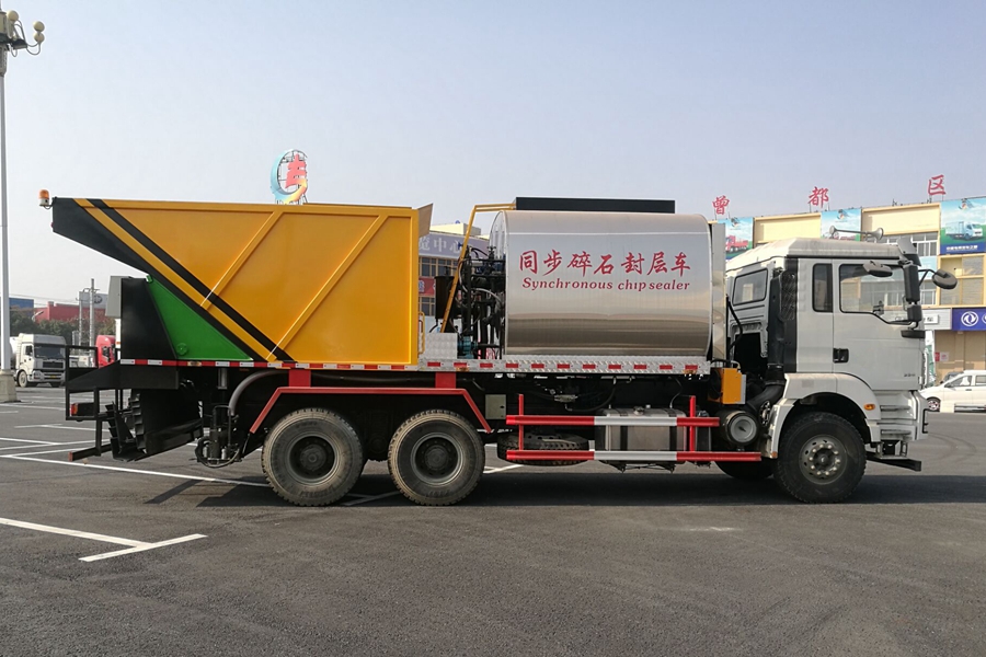 Synchronous Chip Sealing Truck 1