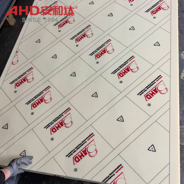 Hoja de plástico ABS beige con película protectora.