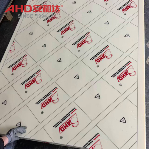 Hoja de plástico ABS beige con película protectora.