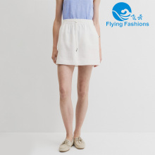 Una falda blanca de moda para mujer.