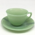 Taza y platillo de vidrio verde jade