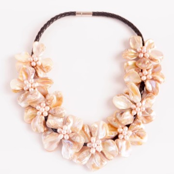 Sea Shell Pendant Necklace - Non Tarnish Retro Hand-carved Design for Women