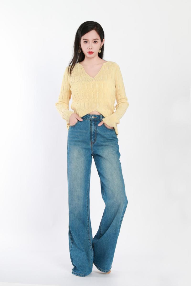 Celana jeans leg lebar biru muda