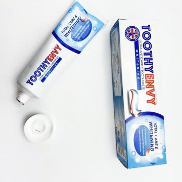 Label privé enlevant le dentifrice de la plaque dentaire