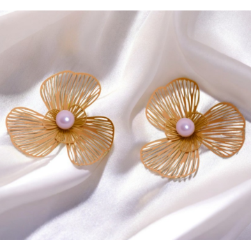 Pendientes de acero de titanio de flores huecos de moda