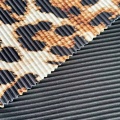 Tessuto in poliestere con stampa leopardata increspata