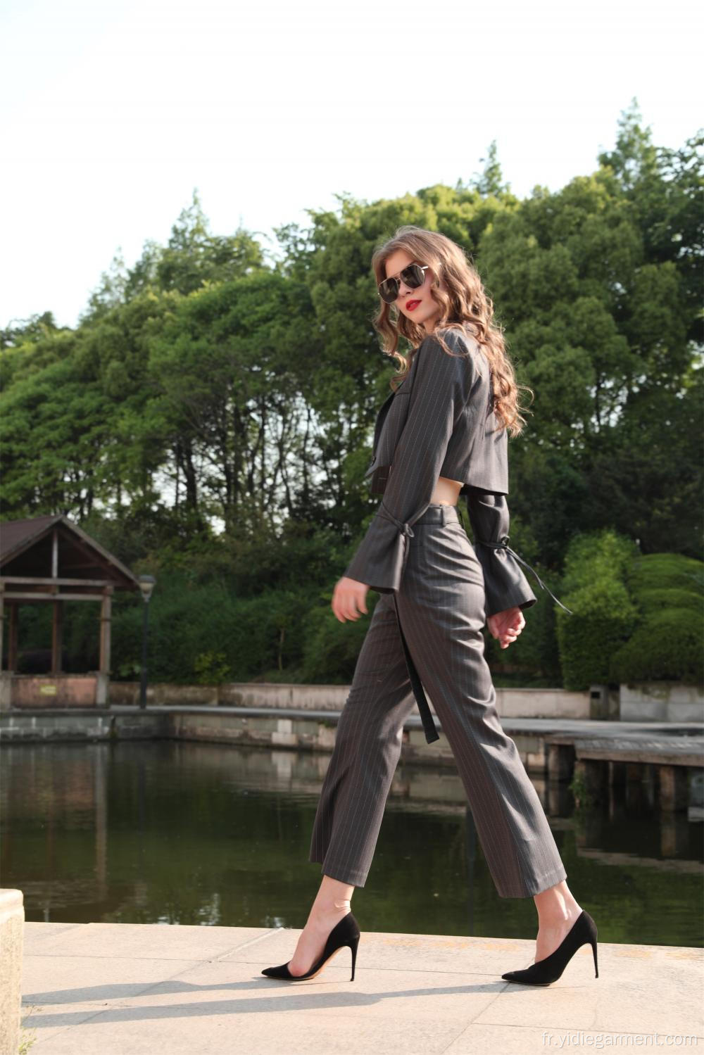 Blazer court et pantalon à rayures pour femmes