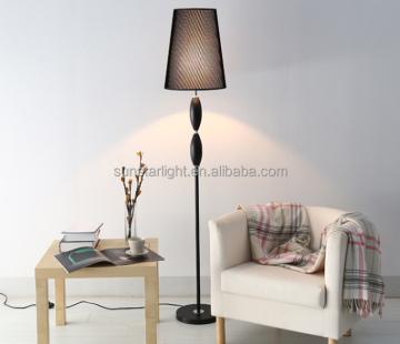 Elegante pavimento in metallo di alta qualità e lampada da tavolo con funzione di lettura