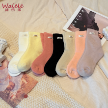 Maraming kulay na mga medyas ng balahibo para sa init ng taglamig