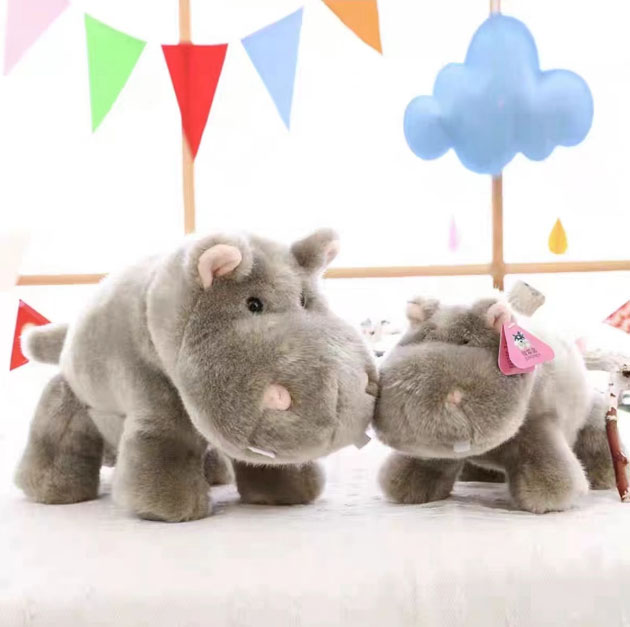 Brinquedo de pelúcia rosa e cinza bebê hipopótamo