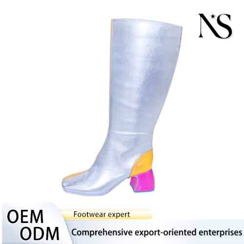 Botas elegantes de salto bloco rosa e prata