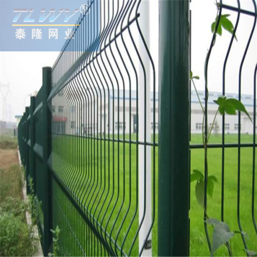 Curvy welded wire mesh fence