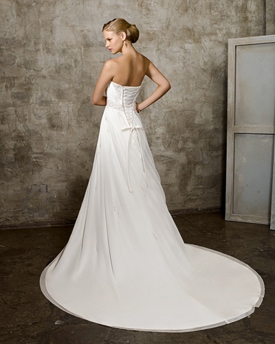 Biała suknia ślubna bez ramiączek