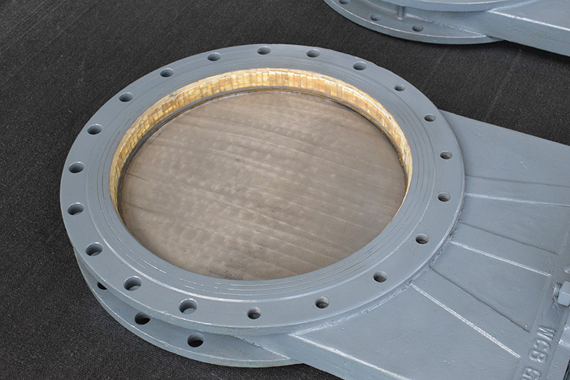 Coal mill pneumatic outlet door