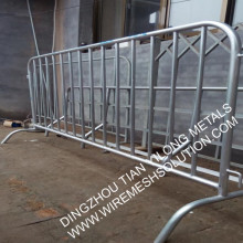 Roadside crowd control barricade fencing
