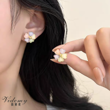 トレンディなスタイルのための鮮やかな樹脂の花のイヤリング