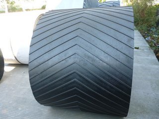 Chevron conveyor belts for mining