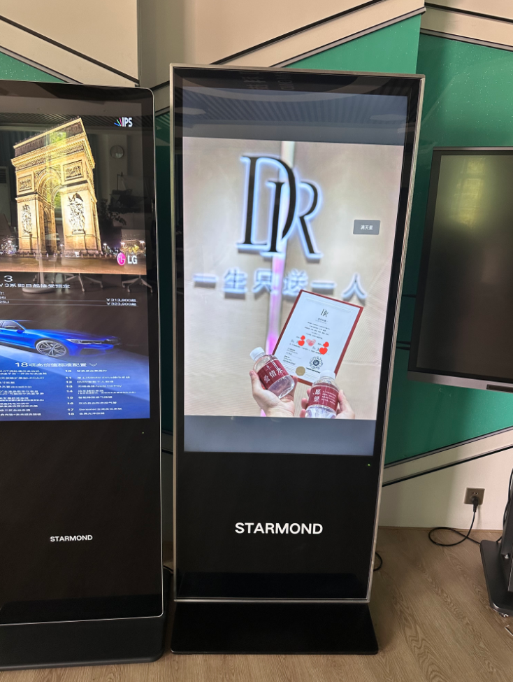 Süpermarket promosyonu ve perakende teşhiri için endüstriyel sınıf 4K ayakta reklam makinesi