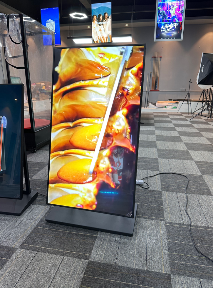 Uzaktan video konferans ve eğitim için yüksek çözünürlüklü 4K ekran